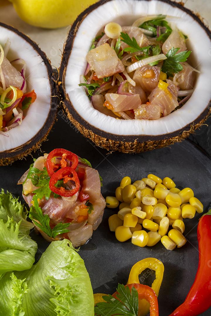 Fotos Prato ceviche aperitivo peixe fresco marinado citrinos frutas tropicais servido taças  coco