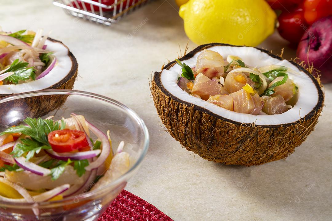 Fotos Prato ceviche aperitivo peixe fresco marinado citrinos frutas tropicais servido taças  coco