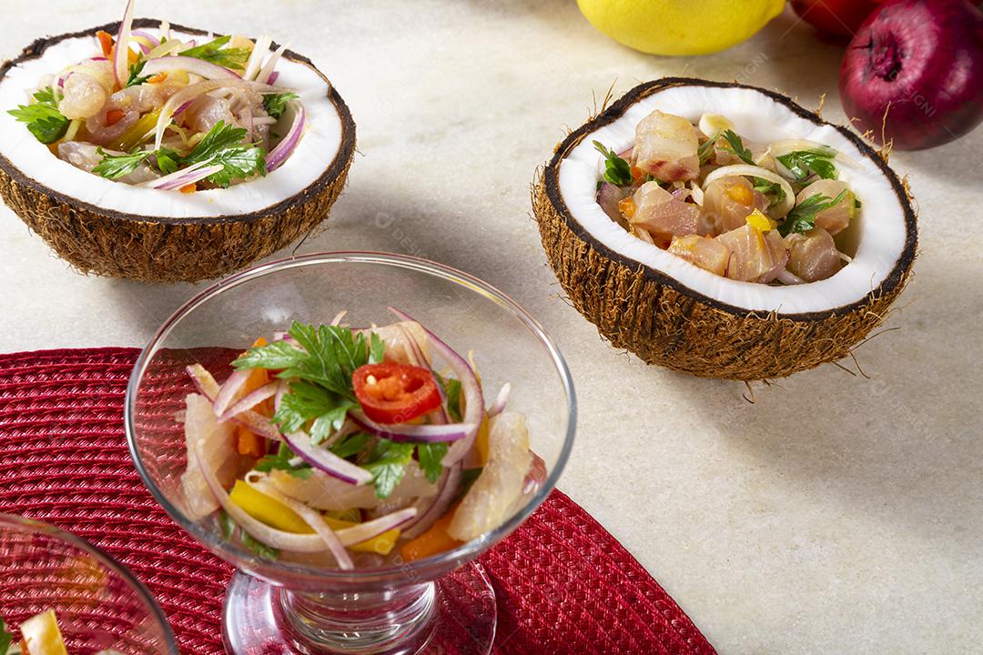 Fotos Prato ceviche aperitivo peixe fresco marinado citrinos frutas tropicais servido taças  coco