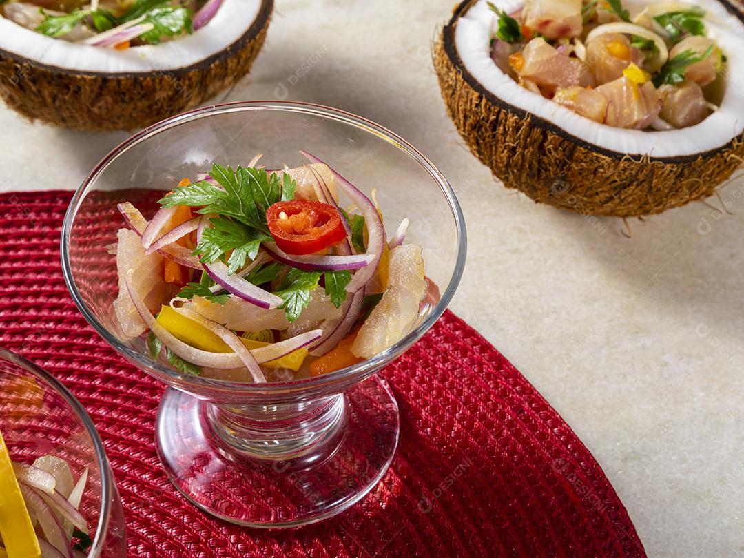 Fotos Prato ceviche aperitivo peixe fresco marinado citrinos frutas tropicais servido taças  coco