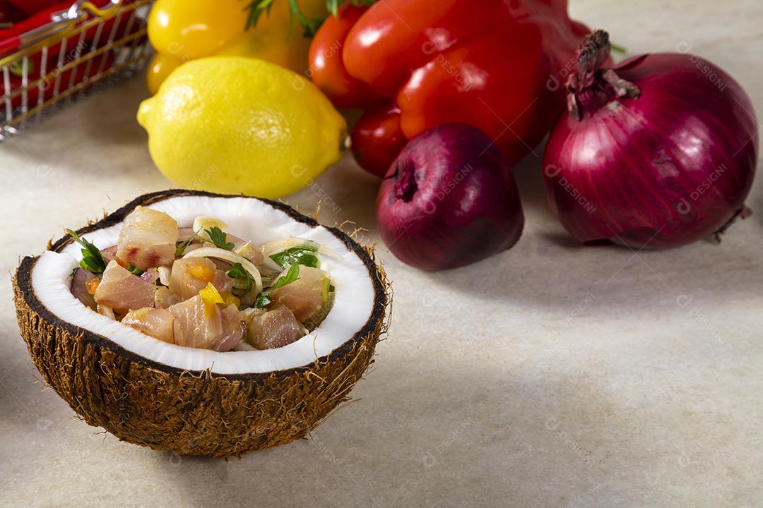 Fotos Prato ceviche aperitivo peixe fresco marinado citrinos frutas tropicais servido taças  coco