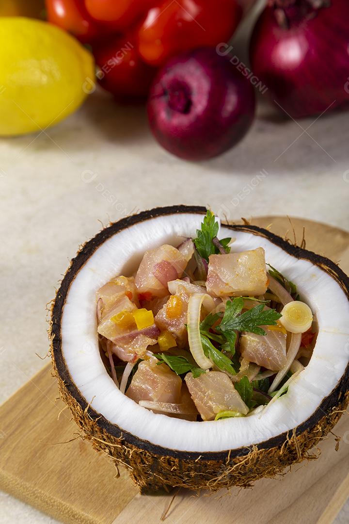 Fotos Prato ceviche aperitivo peixe fresco marinado citrinos frutas tropicais servido taças  coco