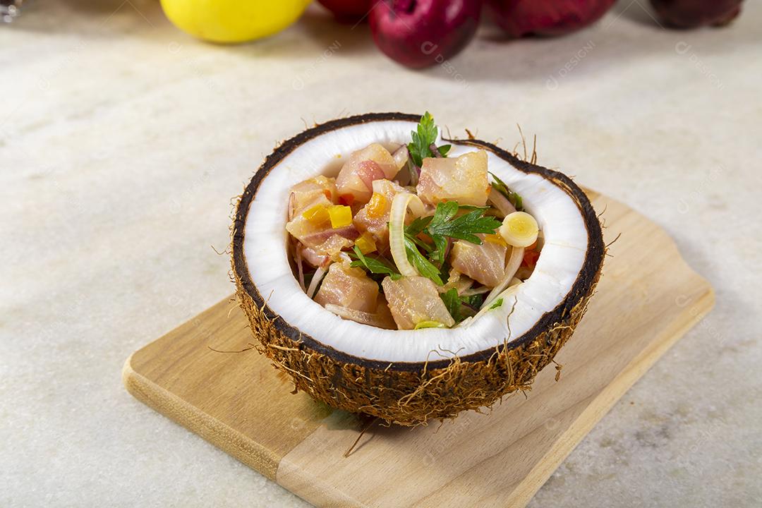 Fotos Prato ceviche aperitivo peixe fresco marinado citrinos frutas tropicais servido taças  coco