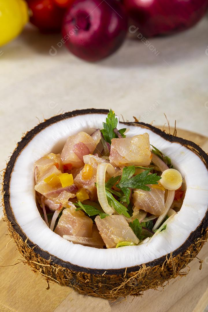 Fotos Prato ceviche aperitivo peixe fresco marinado citrinos frutas tropicais servido taças  coco