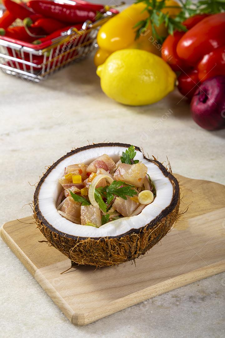 Fotos Prato ceviche aperitivo peixe fresco marinado citrinos frutas tropicais servido taças  coco