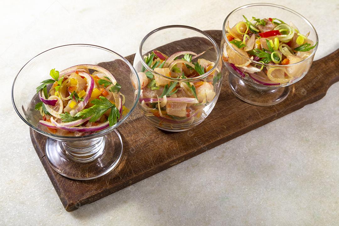 Fotos Salmão cru fresco marinado cebola roxa coentros sumo limão