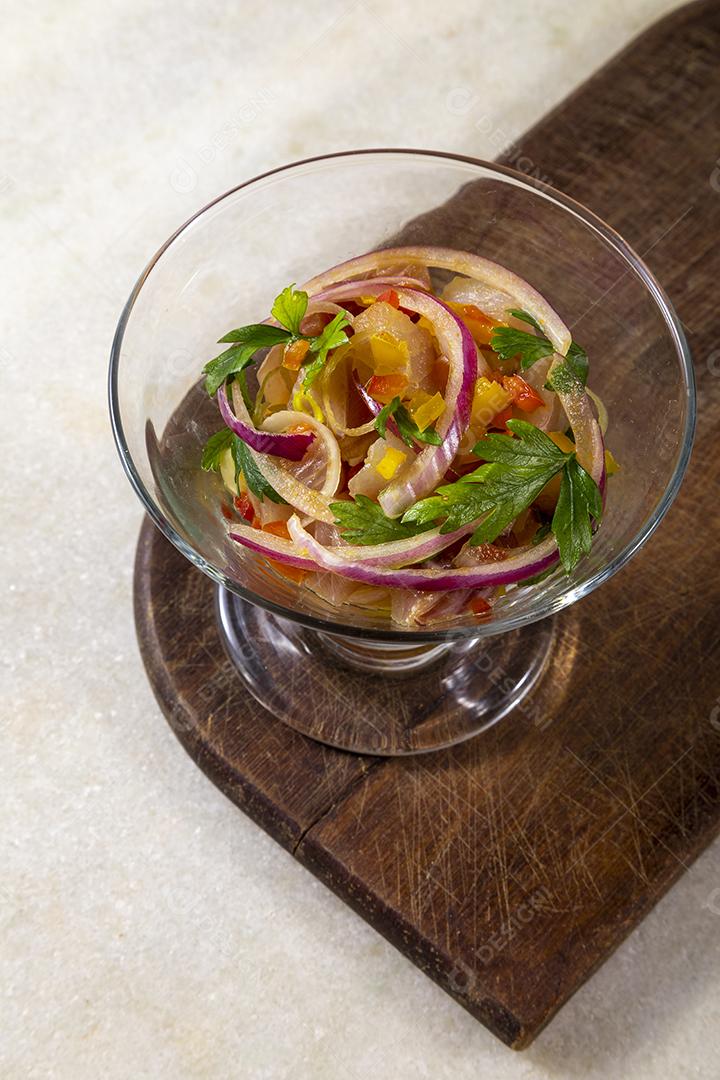 Fotos Salmão cru fresco marinado cebola roxa coentros sumo limão