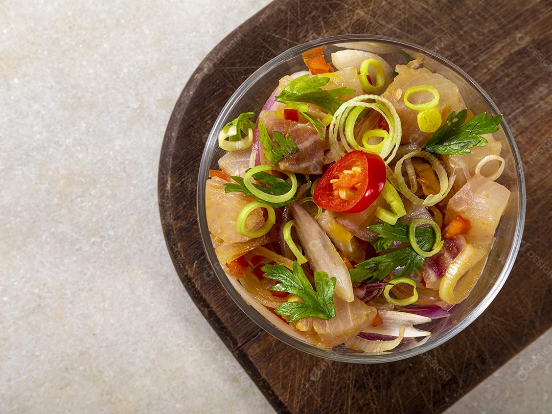 Fotos Salmão cru fresco marinado cebola roxa coentros sumo limão