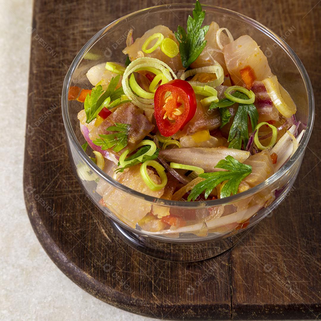 Fotos Salmão cru fresco marinado cebola roxa coentros sumo limão