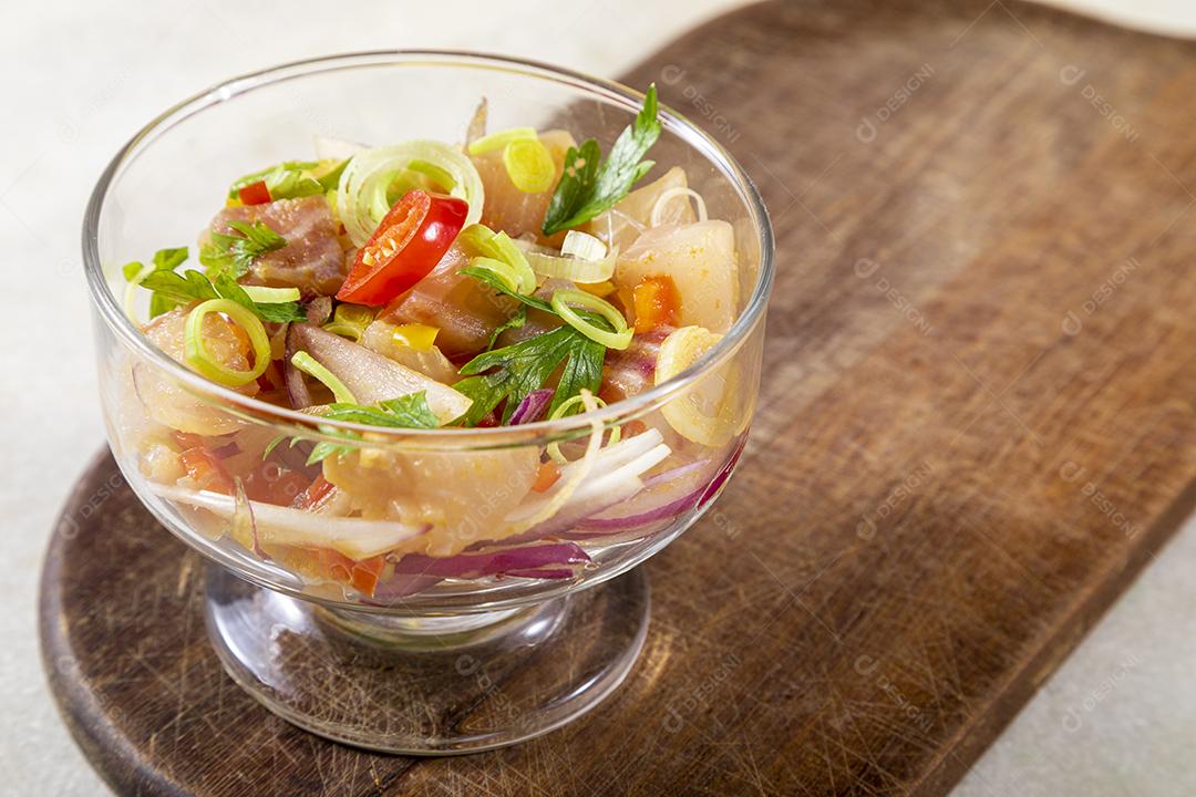 Fotos Salmão cru fresco marinado cebola roxa coentros sumo limão