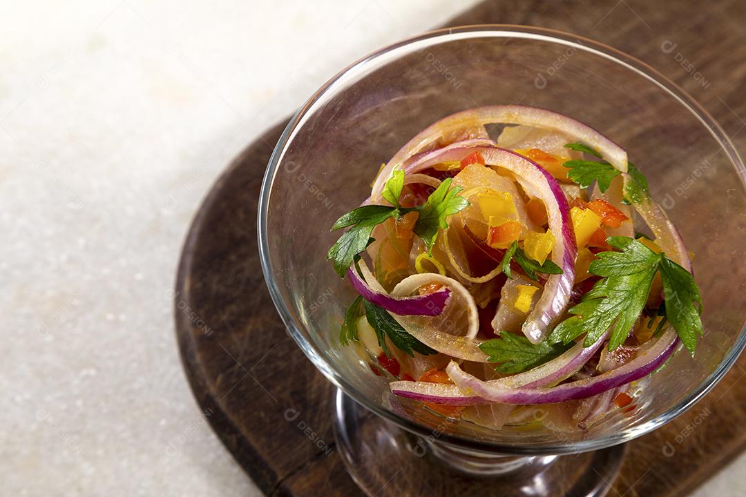 Fotos Salmão cru fresco marinado cebola roxa coentros sumo limão