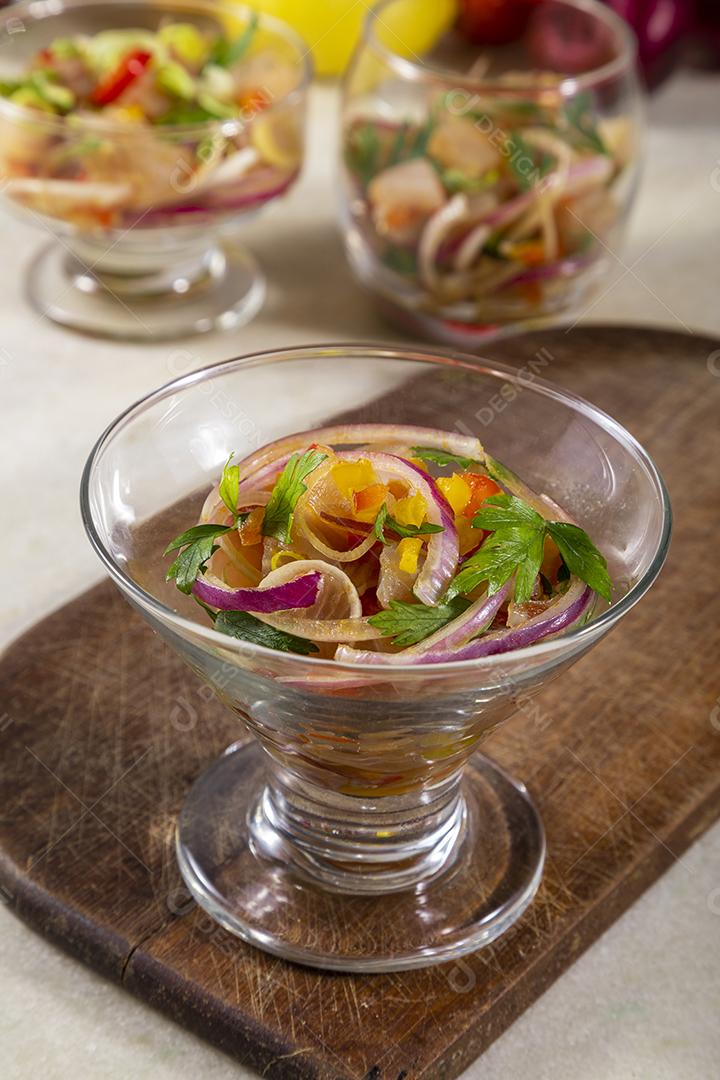 Fotos Salmão cru fresco marinado cebola roxa coentros sumo limão