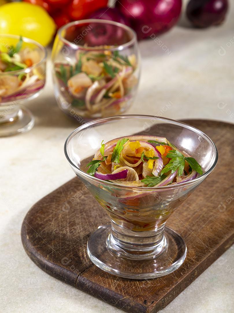 Fotos Salmão cru fresco marinado cebola roxa coentros sumo limão