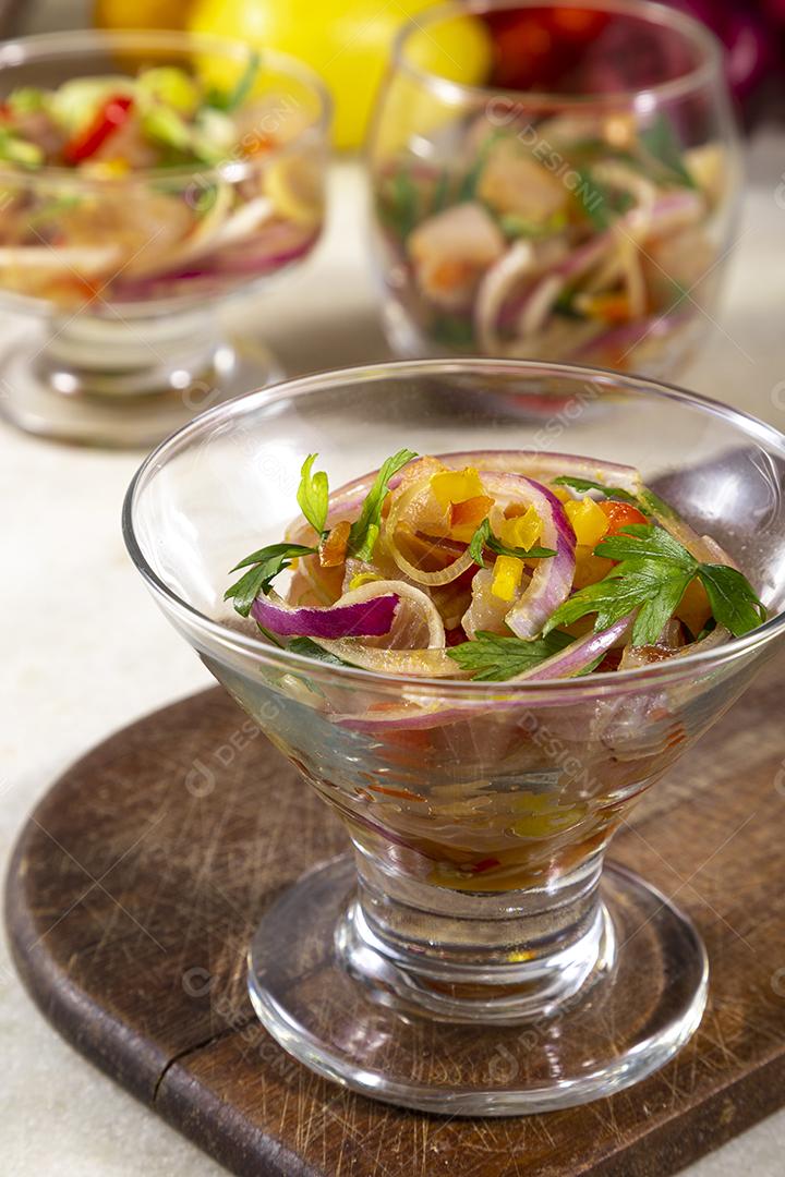 Fotos Salmão cru fresco marinado cebola roxa coentros sumo limão