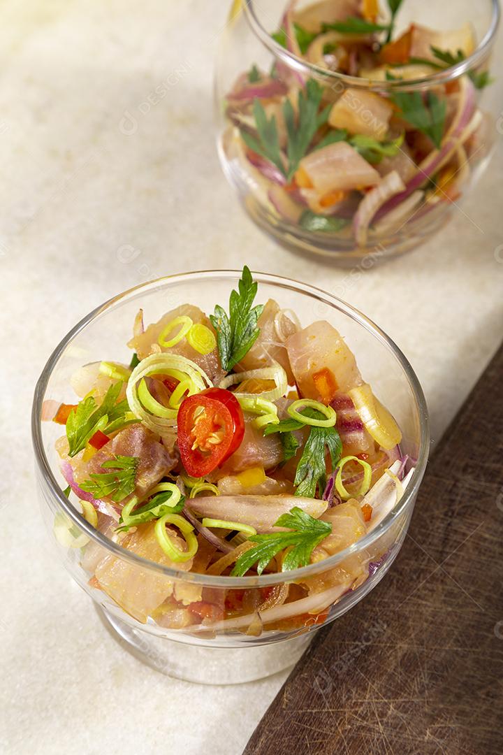 Fotos Salmão cru fresco marinado cebola roxa coentros sumo limão