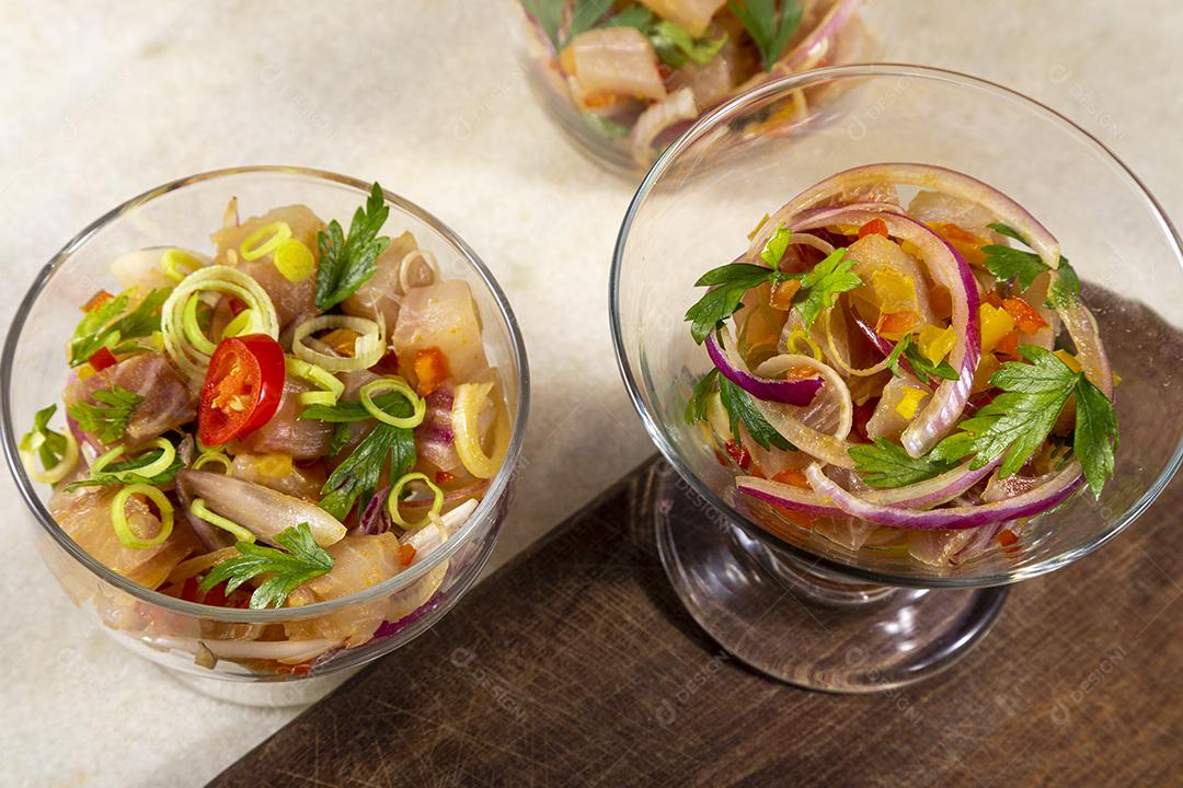 Fotos Salmão cru fresco marinado cebola roxa coentros sumo limão