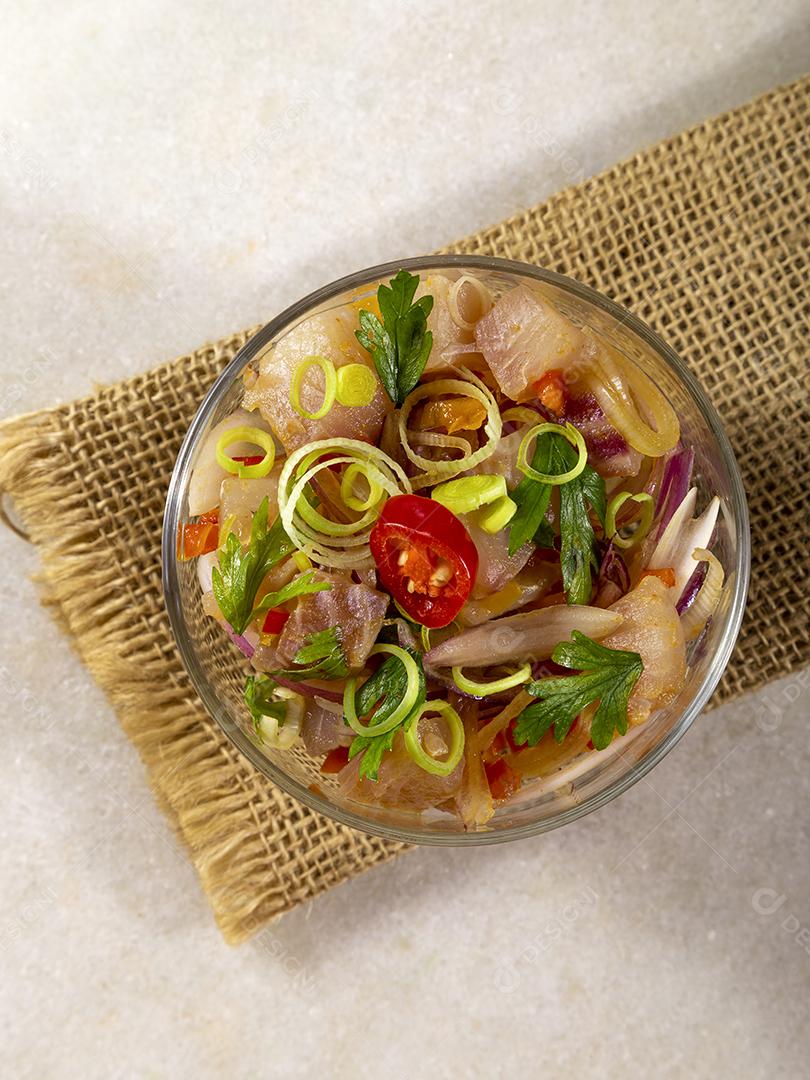 Fotos Salmão cru fresco marinado cebola roxa coentros sumo limão