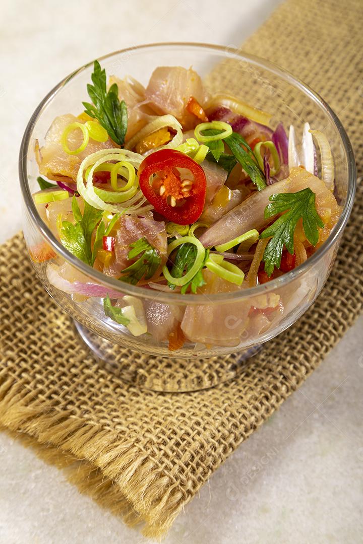 Fotos Salmão cru fresco marinado cebola roxa coentros sumo limão