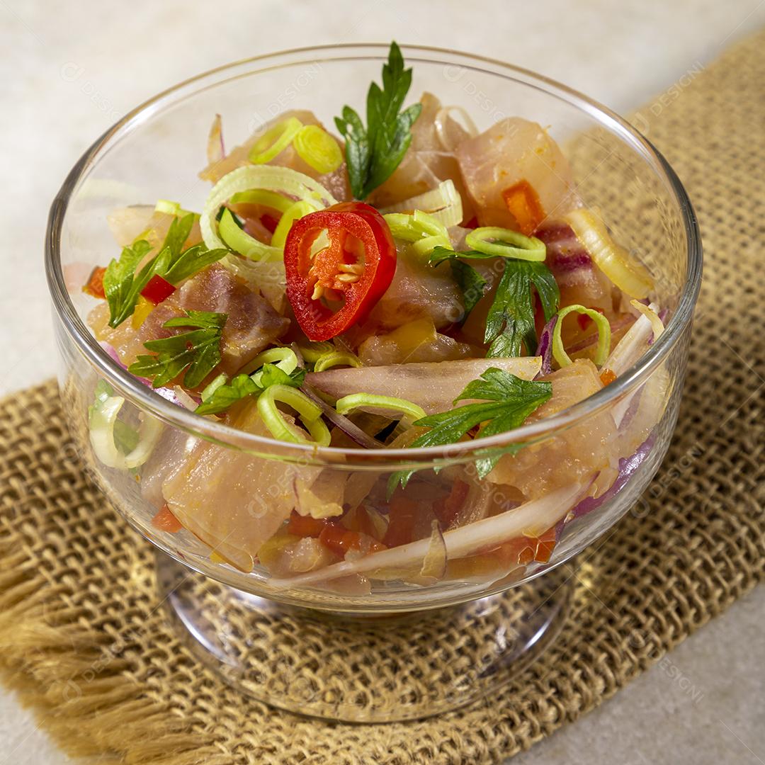 Fotos Salmão cru fresco marinado cebola roxa coentros sumo limão