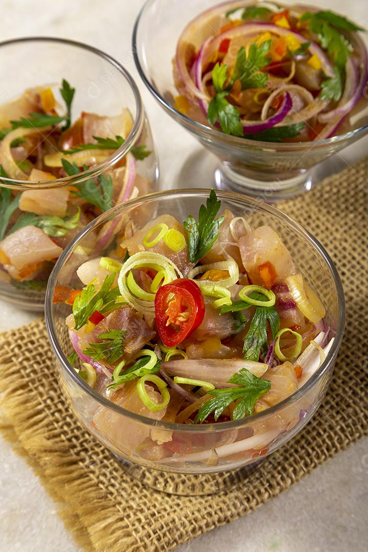 Fotos Salmão cru fresco marinado cebola roxa coentros sumo limão