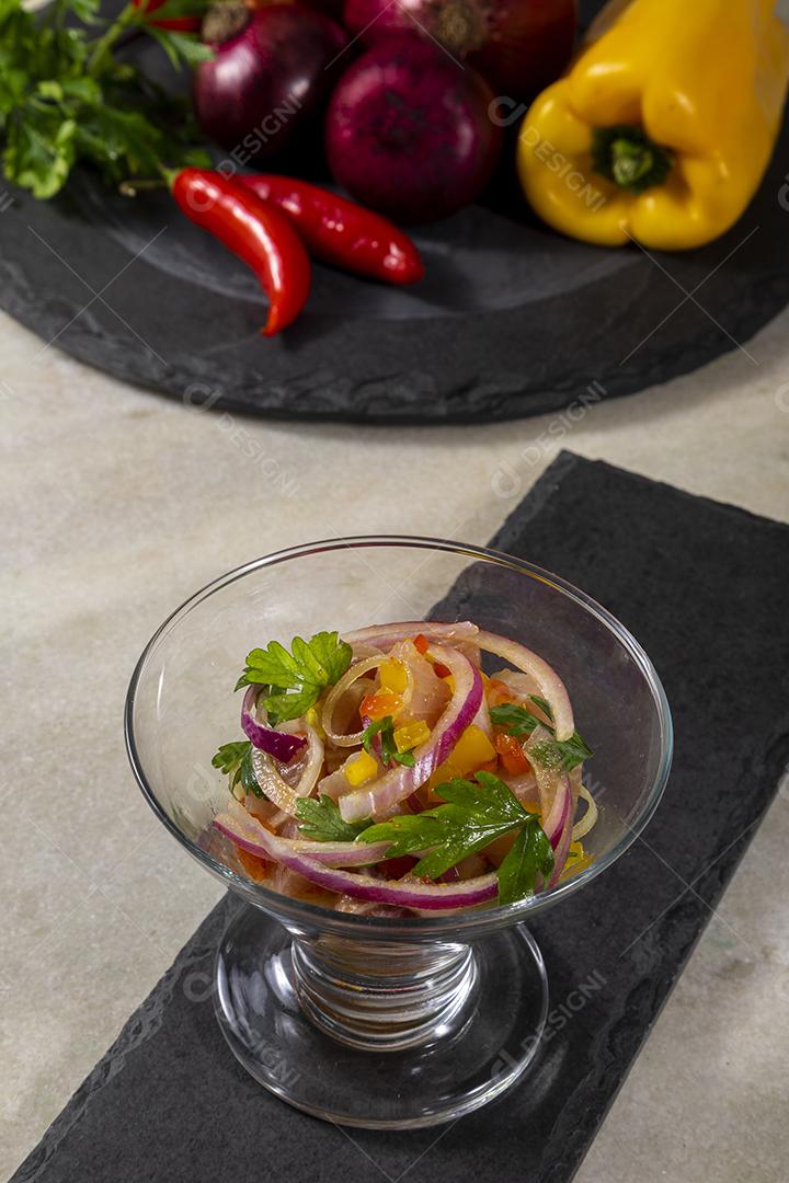 Fotos Salmão cru fresco marinado cebola roxa coentros sumo limão