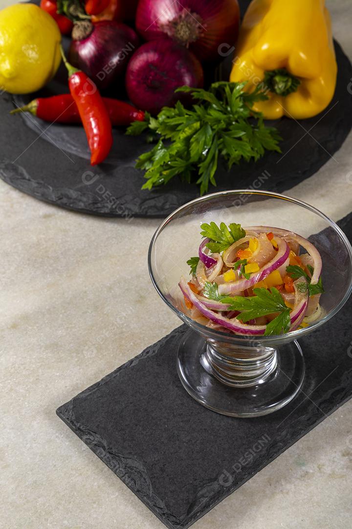 Fotos Salmão cru fresco marinado cebola roxa coentros sumo limão