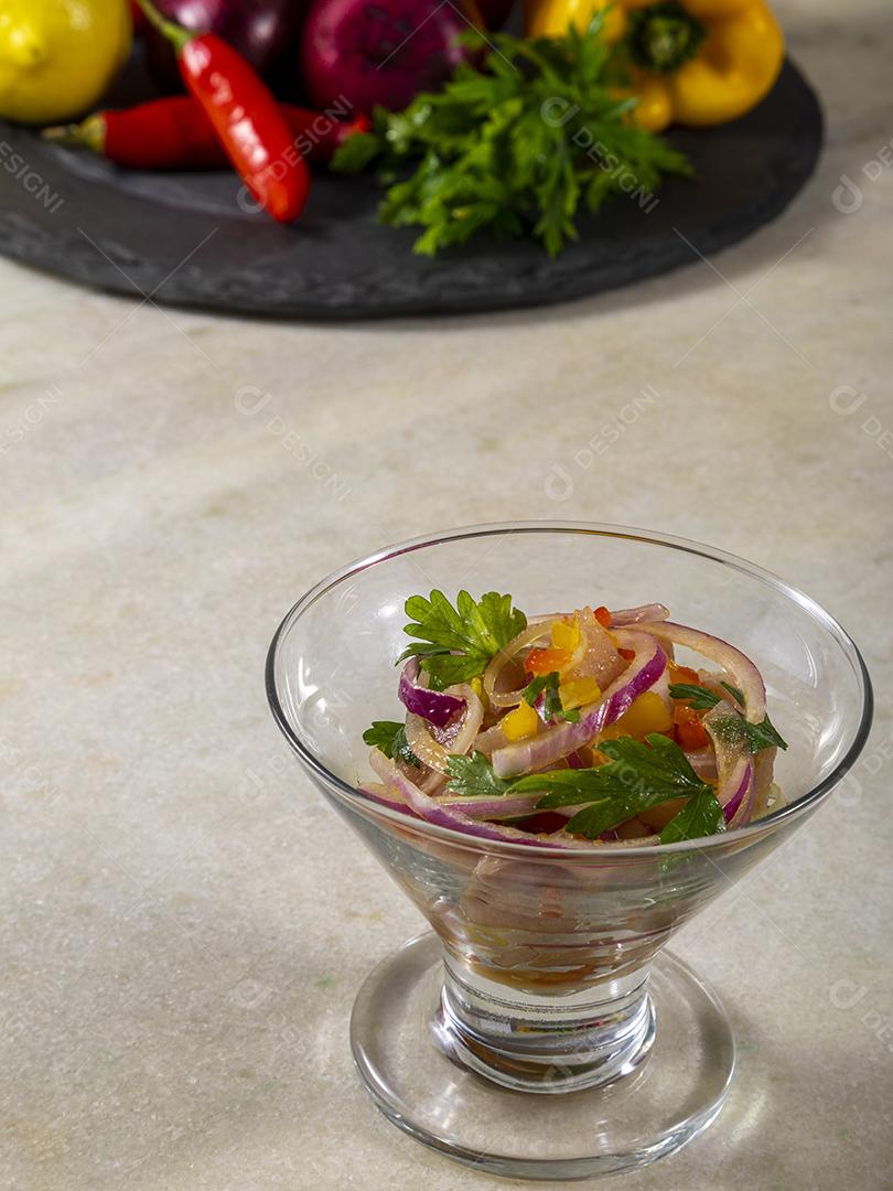 Fotos Salmão cru fresco marinado cebola roxa coentros sumo limão