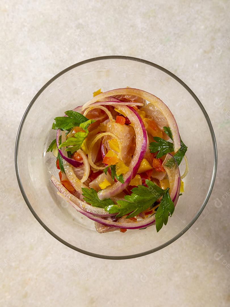 Fotos Salmão cru fresco marinado cebola roxa coentros sumo limão