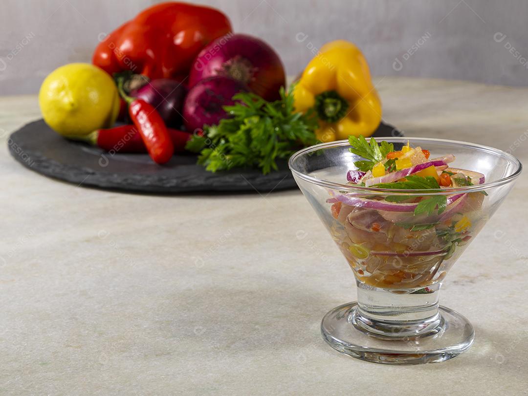 Fotos Salmão cru fresco marinado cebola roxa coentros sumo limão