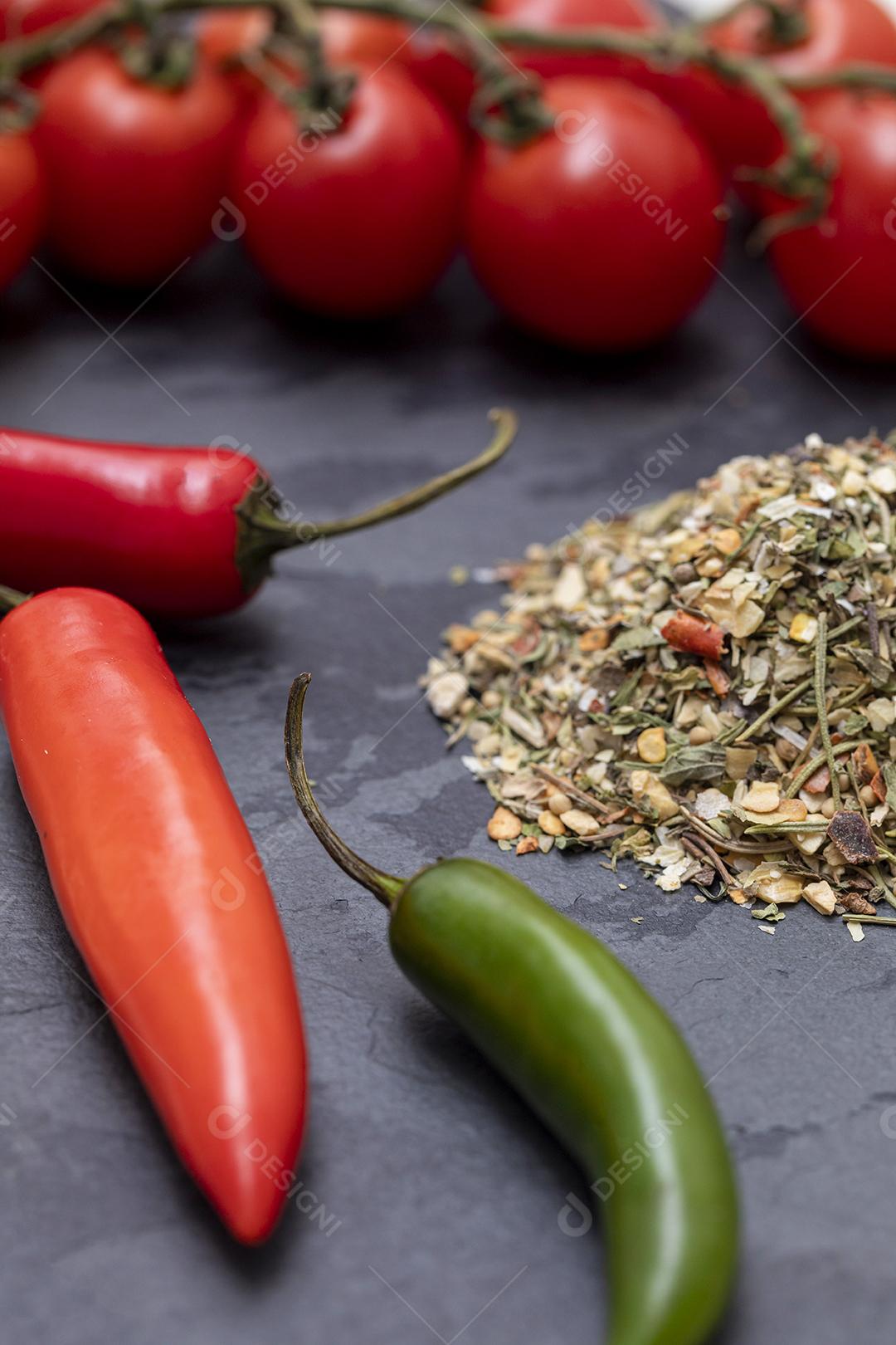 Tempero Chimichurri desidratado na pedra preta com alho Imagem JPG