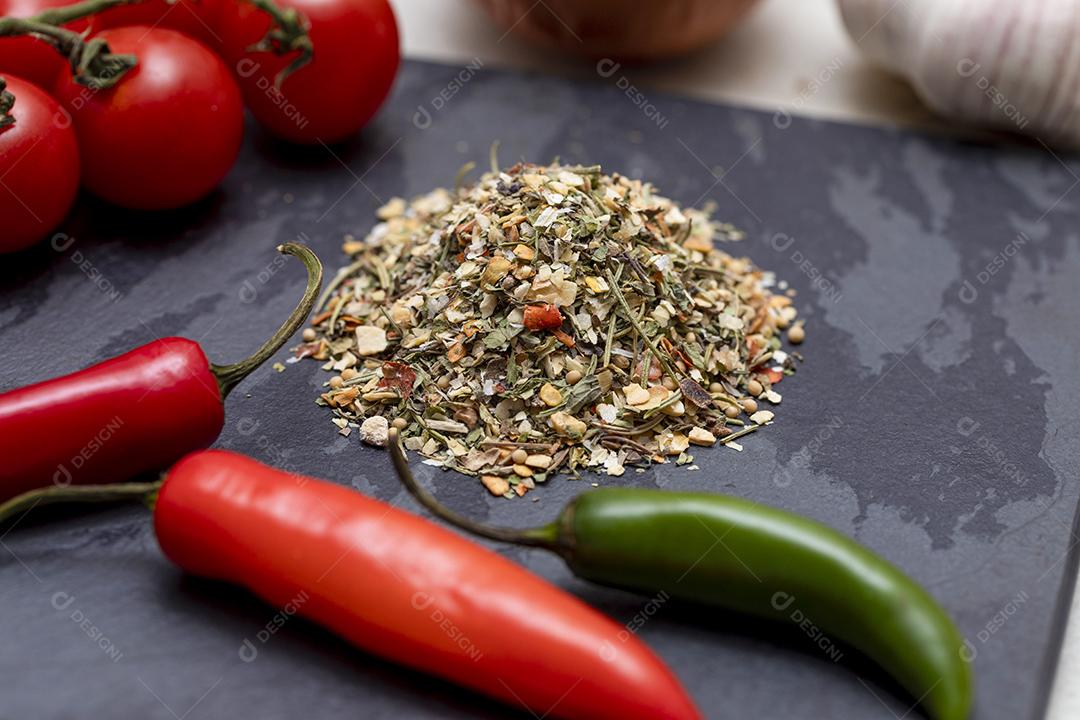 Tempero Chimichurri desidratado na pedra preta com alho Imagem JPG