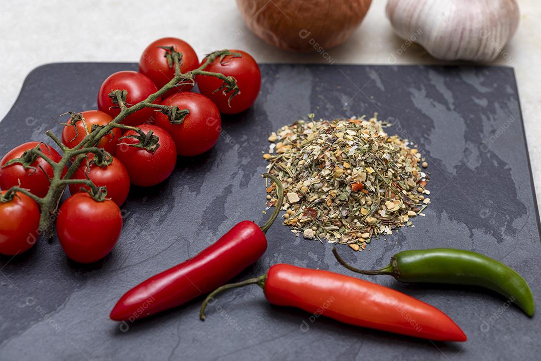 Tempero Chimichurri desidratado na pedra preta com alho Imagem JPG