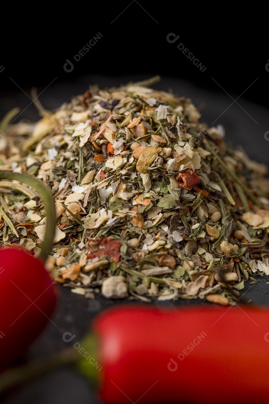 Tempero Chimichurri desidratado na pedra preta com alho Imagem JPG