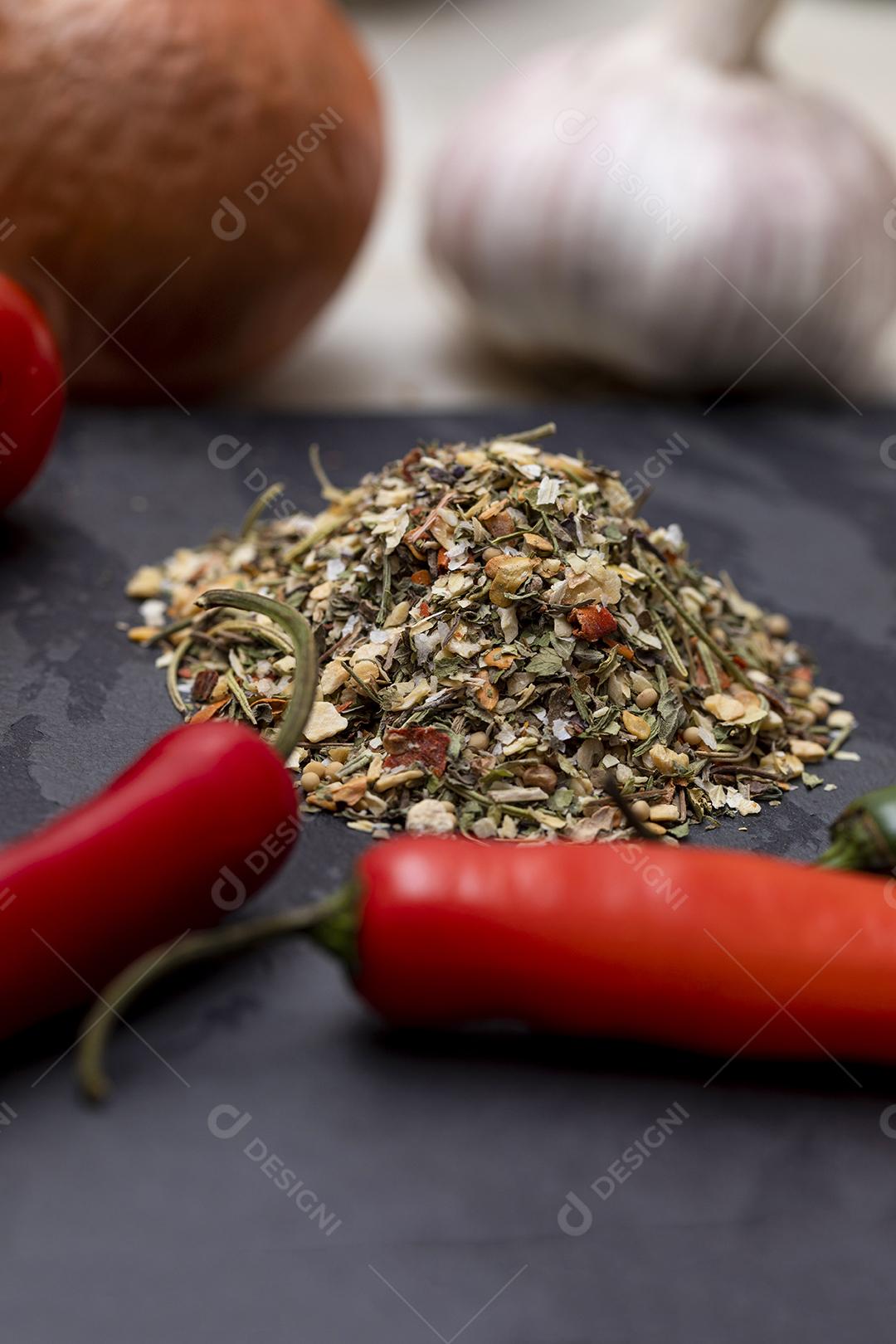 Tempero Chimichurri desidratado na pedra preta com alho Imagem JPG