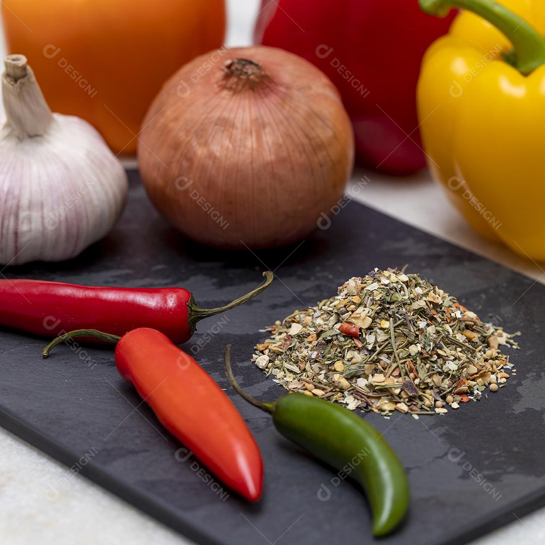 Tempero Chimichurri desidratado na pedra preta com alho Imagem JPG