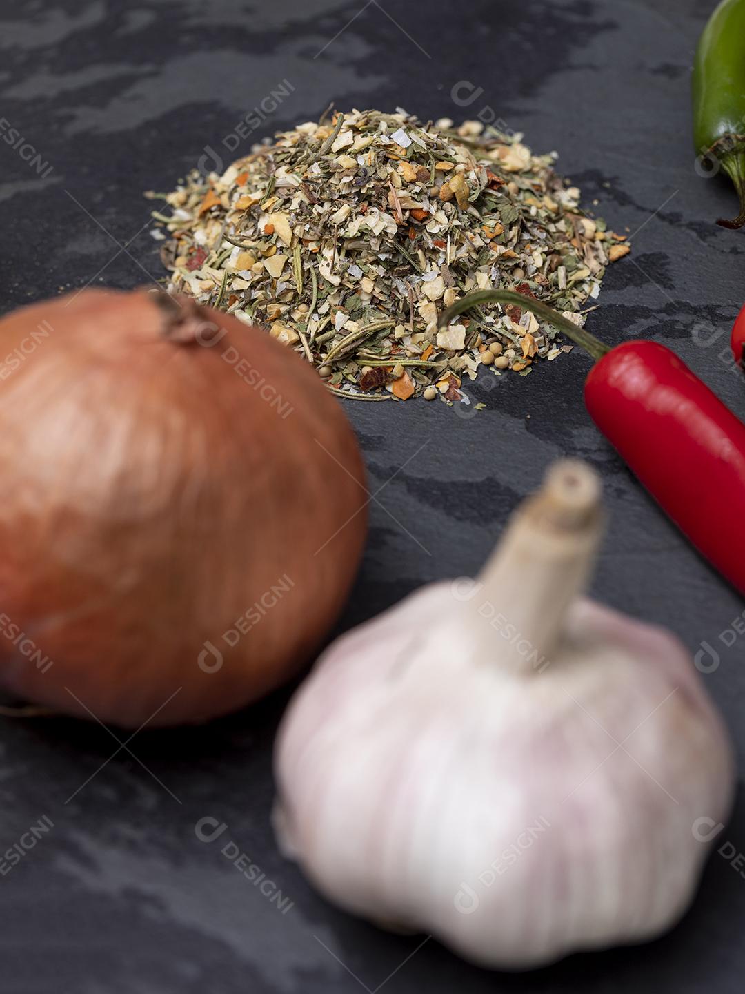 Tempero Chimichurri desidratado na pedra preta com alho Imagem JPG