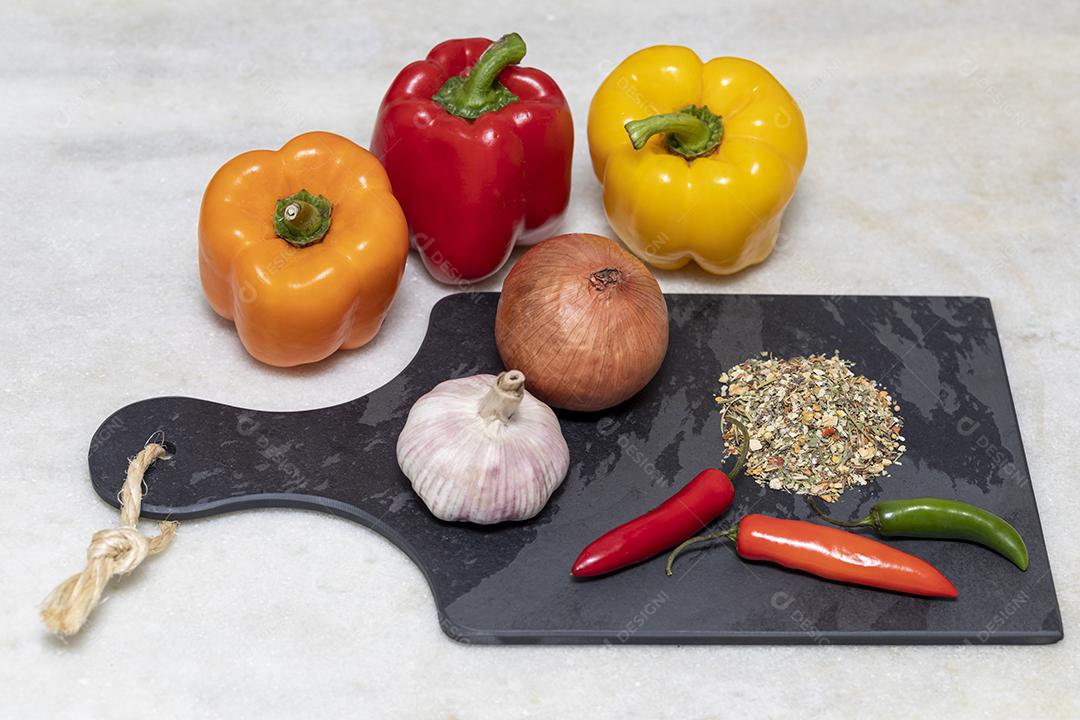 Tempero Chimichurri desidratado na pedra preta com alho Imagem JPG