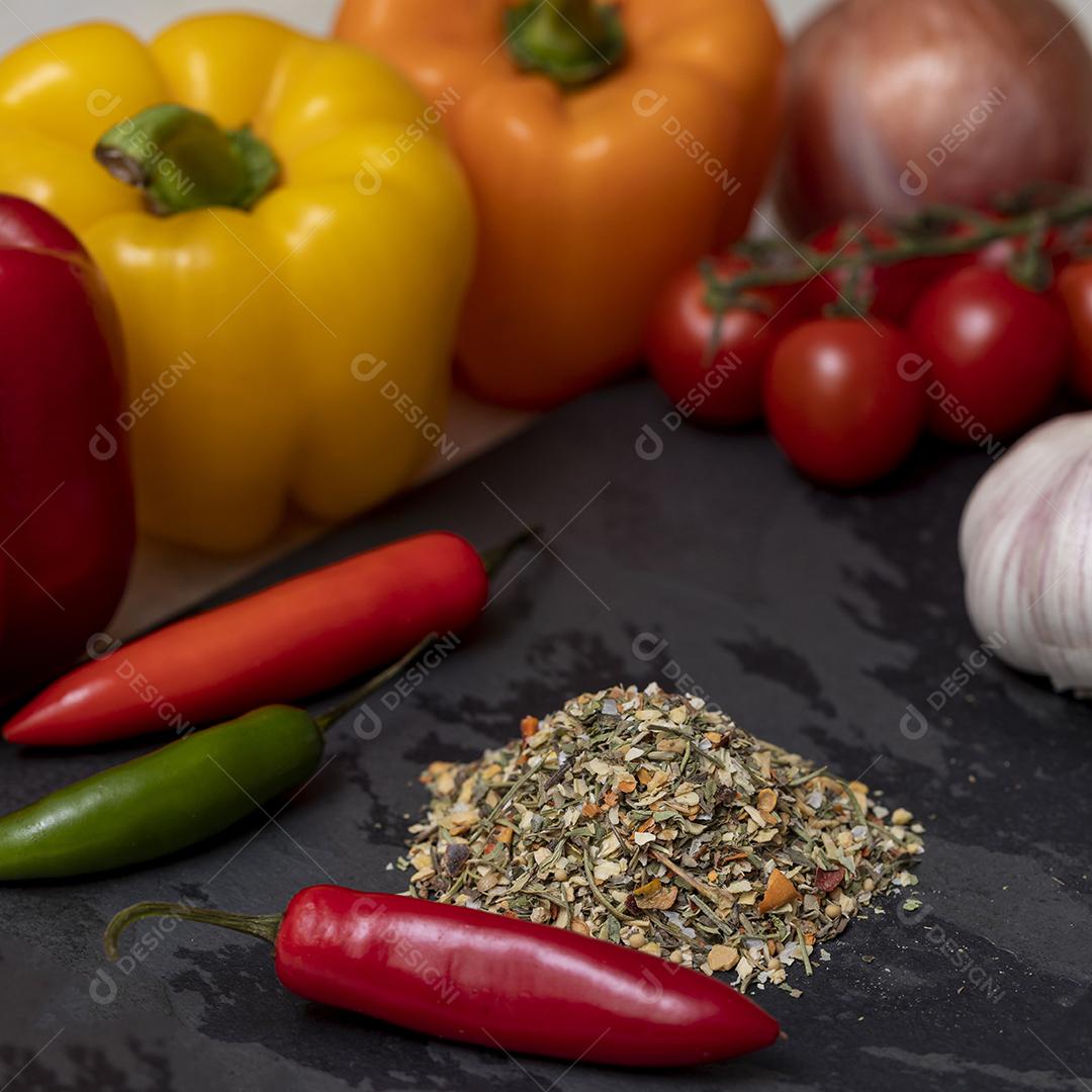 Tempero Chimichurri desidratado na pedra preta com alho Imagem JPG