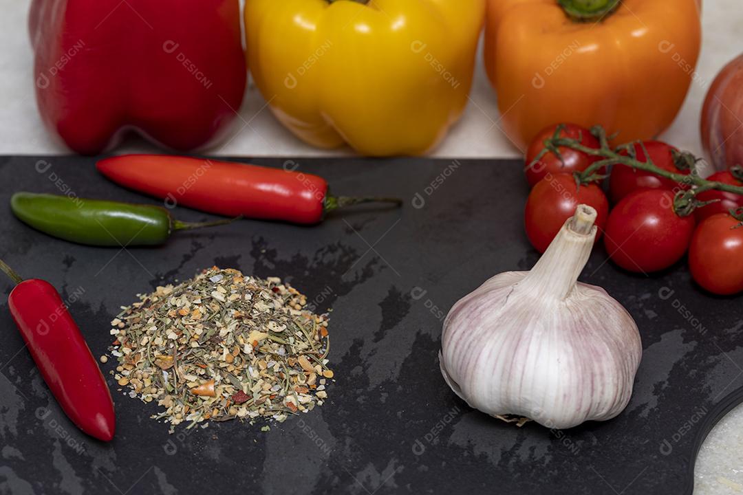 Tempero Chimichurri desidratado na pedra preta com alho Imagem JPG