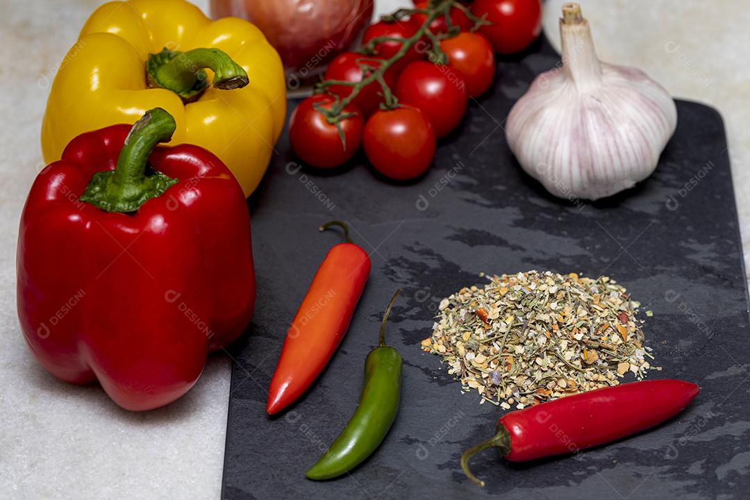 Tempero Chimichurri desidratado na pedra preta com alho Imagem JPG