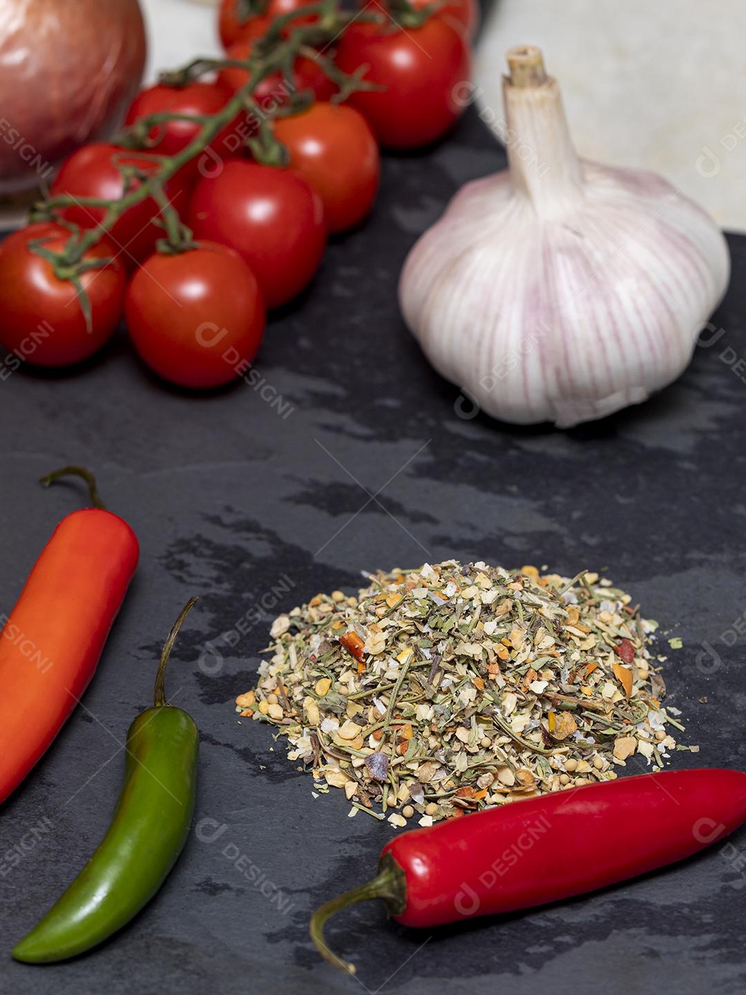 Tempero Chimichurri desidratado na pedra preta com alho Imagem JPG