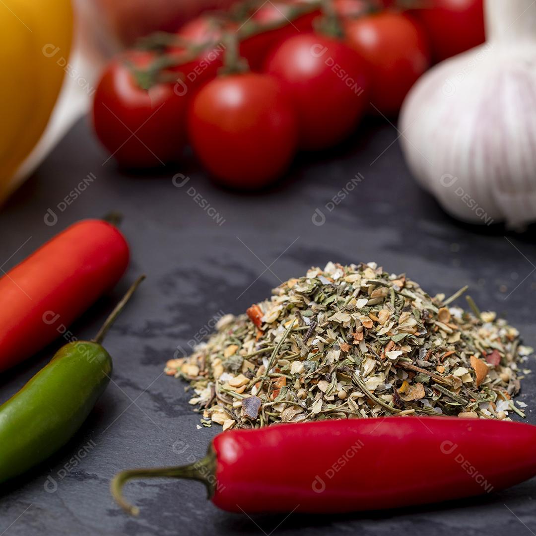 Tempero Chimichurri desidratado na pedra preta com alho Imagem JPG