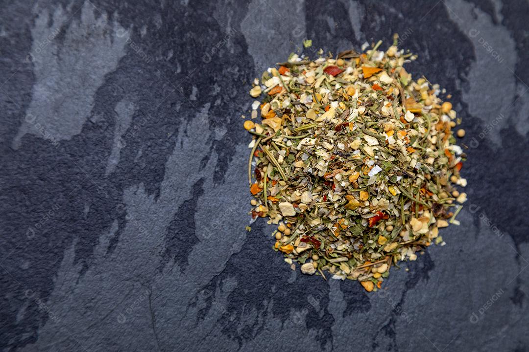 Tempero Chimichurri desidratado na pedra preta Imagem JPG