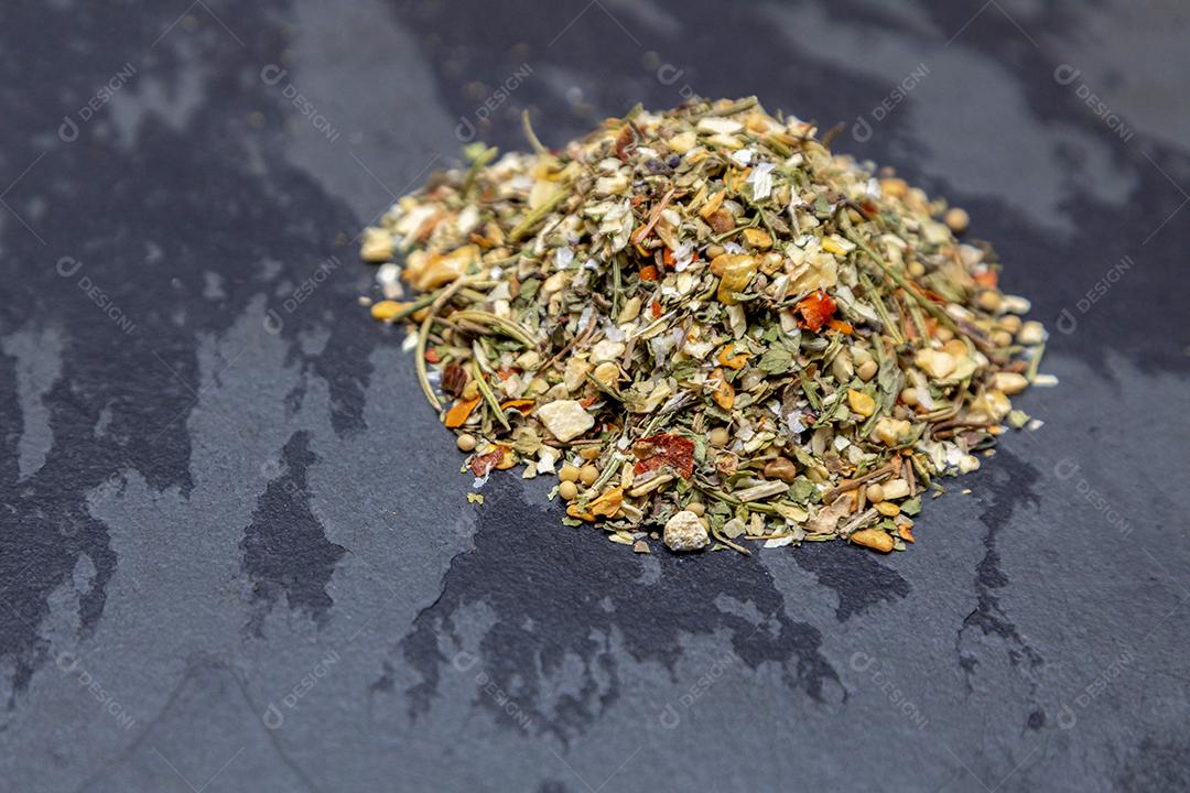 Tempero Chimichurri desidratado na pedra preta Imagem JPG