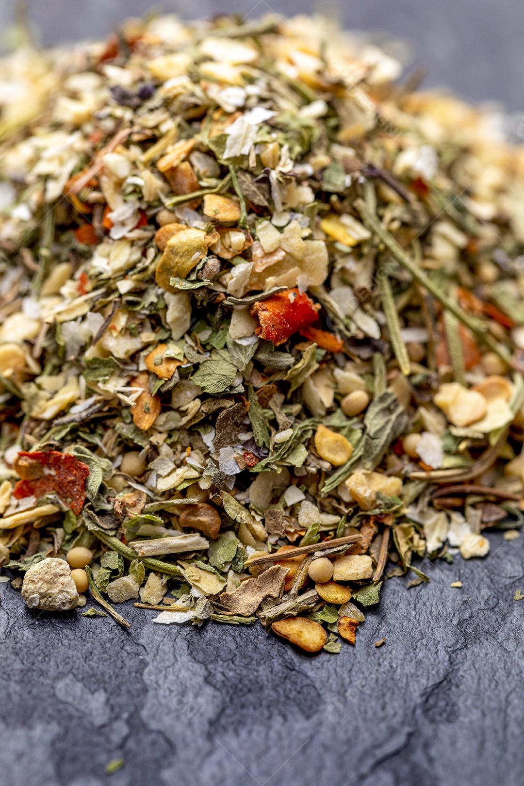 Tempero Chimichurri desidratado na pedra preta com alho Imagem JPG