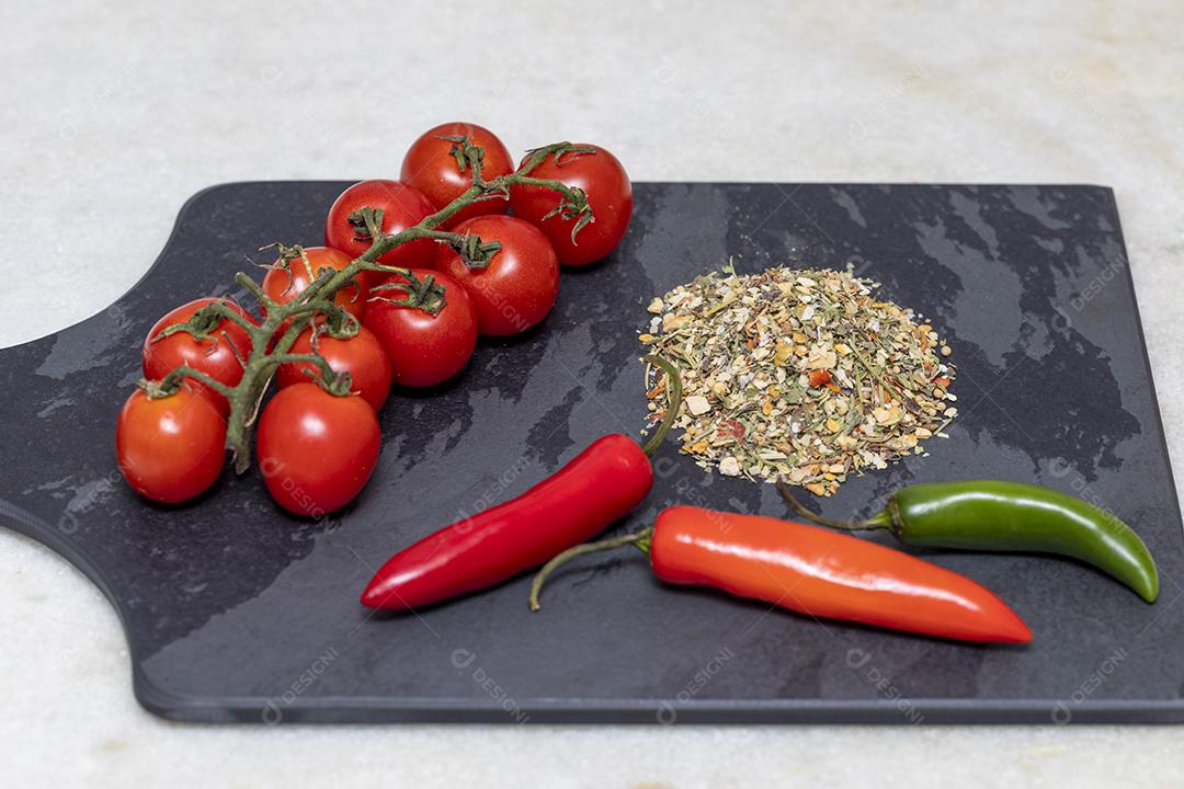 Tempero Chimichurri desidratado na pedra preta com alho Imagem JPG