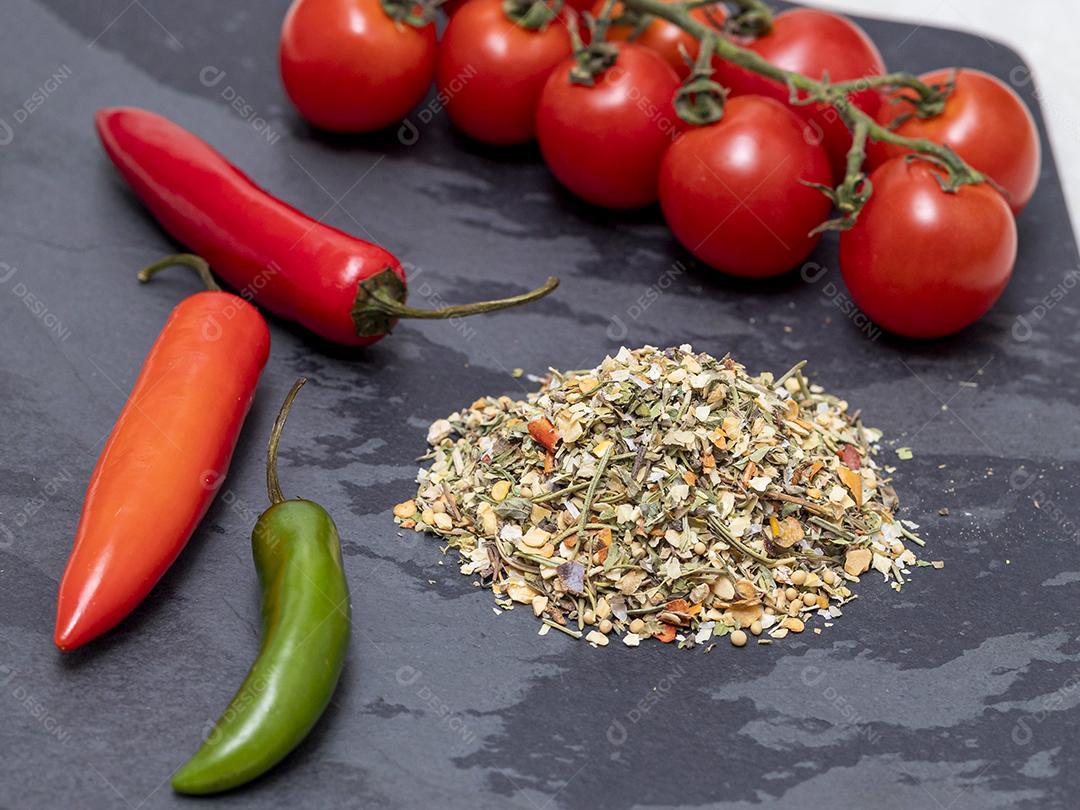 Tempero Chimichurri desidratado na pedra preta com alho Imagem JPG