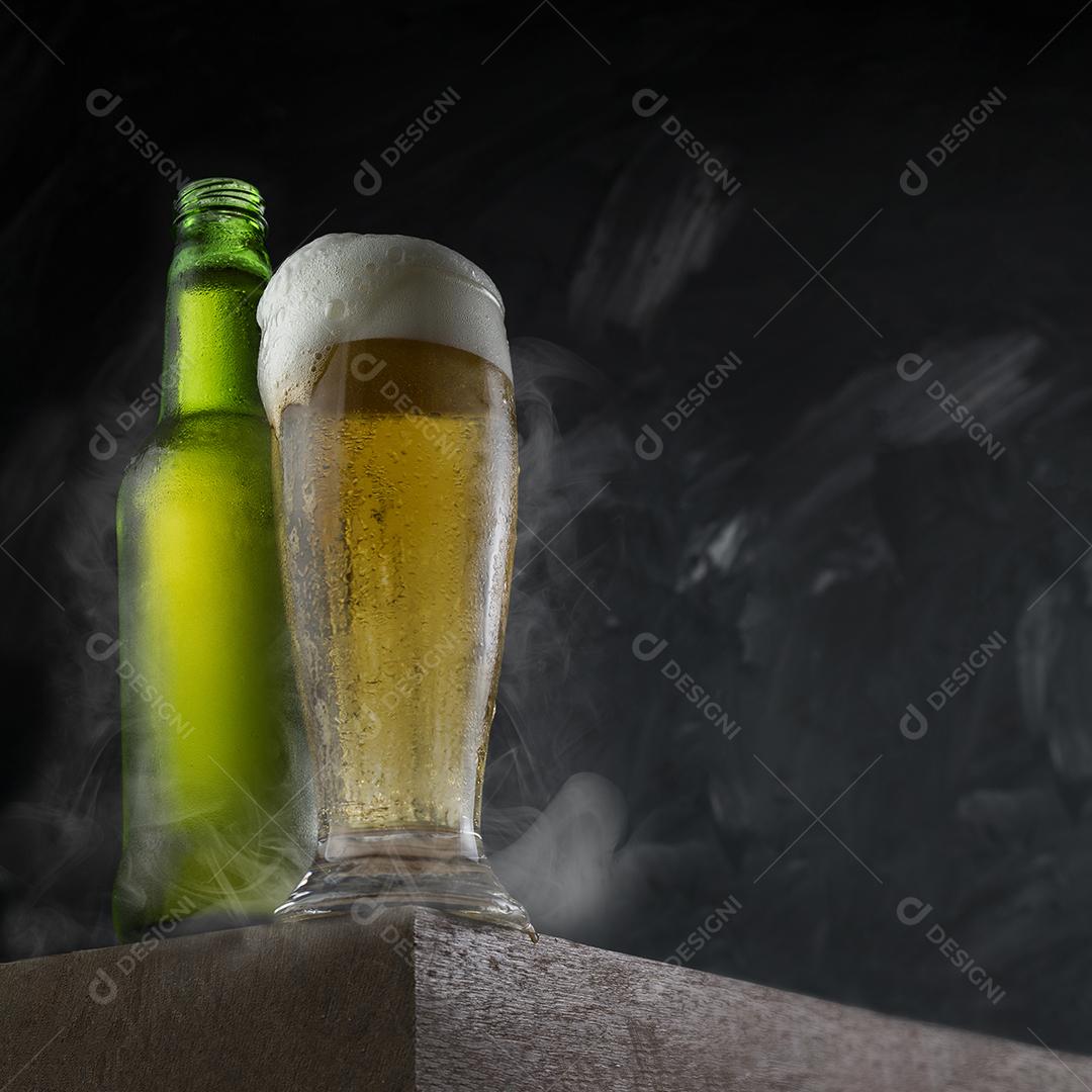 Cerveja gelada. Garrafa e xícara cheia de cerveja. Copo transbordante de cerveja