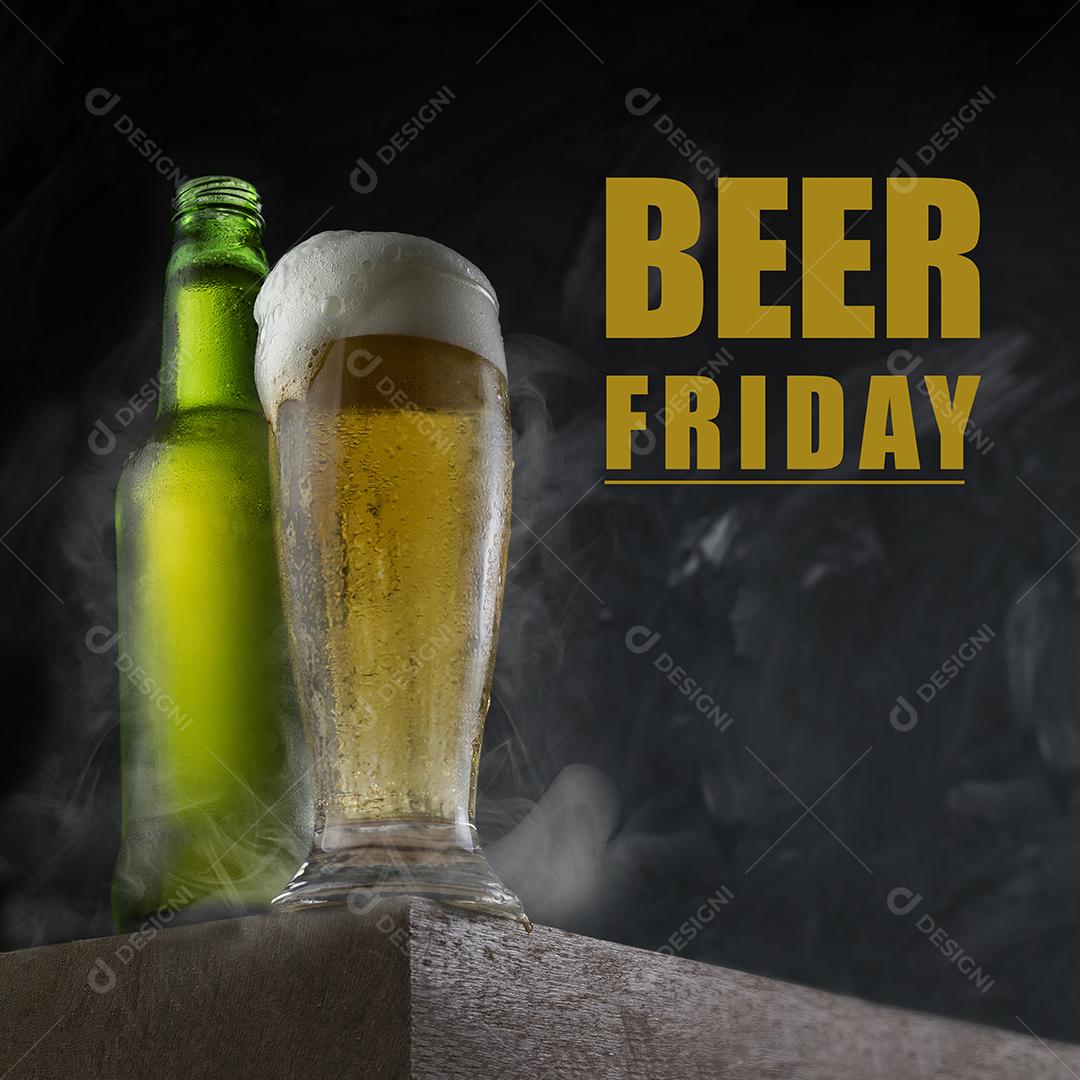 Garrafa verde cerveja fechada em uma mesa de madeira com copo cheio de cerveja