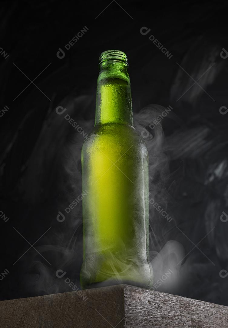 Abra a garrafa verde da Cerveja em uma mesa de madeira. Congelando pronto para beber